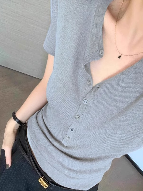 High-End Old Money Style Khaki V-Neck Short Sleeve Knitted Top for Women - Slim Fit Summer Fashion High-End Old Money Style Khaki V-Neck Short Sleeve Knitted Top for Women - Slim Fit Summer Fashion