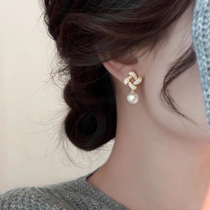 High-End Pearl Drop Stud Earrings - Elegant Designer Ear Accessories for Chic Style High-End Pearl Drop Stud Earrings - Elegant Designer Ear Accessories for Chic Style
