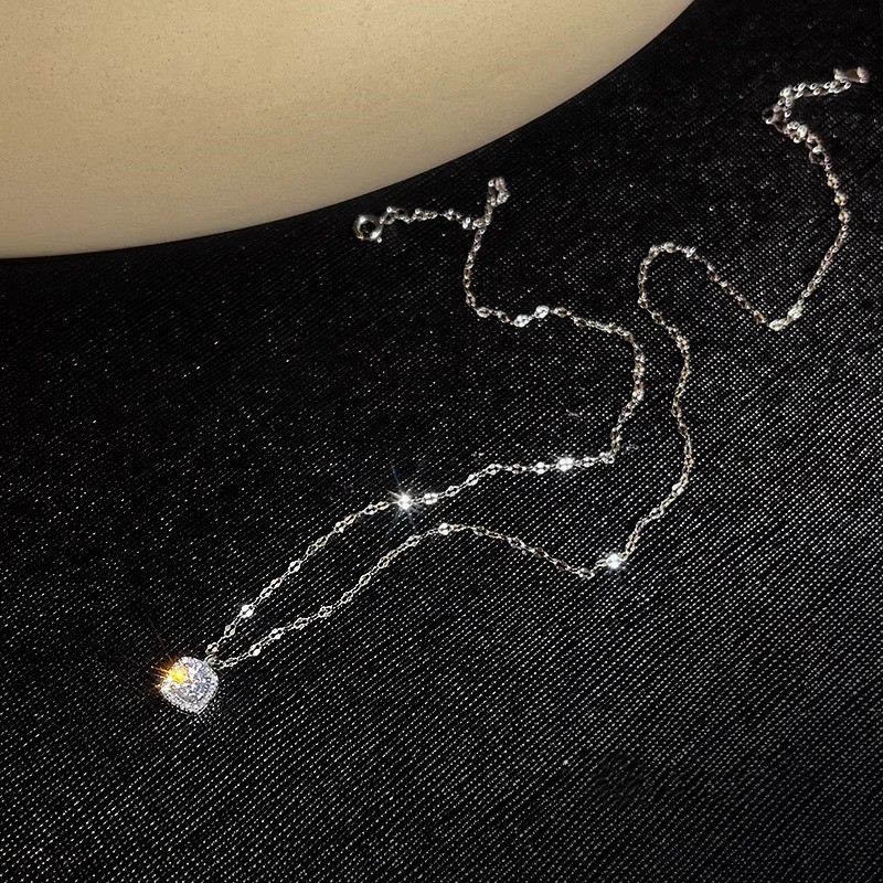 High-End Pendant Clavicle Chain Necklace - Light Luxury Fashion Accessory - Elegant Niche Design High-End Pendant Clavicle Chain Necklace - Light Luxury Fashion Accessory - Elegant Niche Design