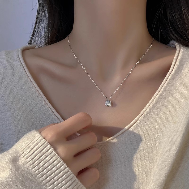 High-End Pendant Clavicle Chain Necklace - Light Luxury Fashion Accessory - Elegant Niche Design High-End Pendant Clavicle Chain Necklace - Light Luxury Fashion Accessory - Elegant Niche Design