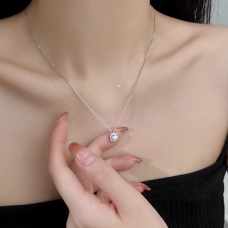 High-End Pendant Clavicle Chain Necklace - Light Luxury Fashion Accessory - Elegant Niche Design