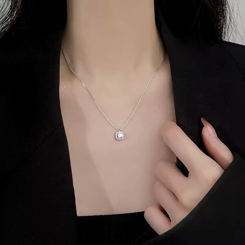 High-End Pendant Clavicle Chain Necklace - Light Luxury Fashion Accessory - Elegant Niche Design High-End Pendant Clavicle Chain Necklace - Light Luxury Fashion Accessory - Elegant Niche Design