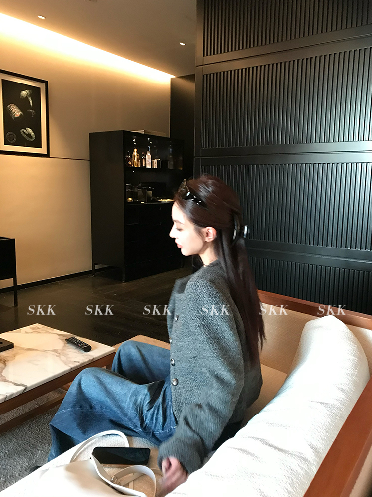 High-Quality Niche Wool Chunky Short Coat with Round Neck - Stylish Winter Outerwear High-Quality Niche Wool Chunky Short Coat with Round Neck - Stylish Winter Outerwear