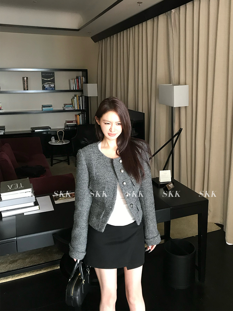 High-Quality Niche Wool Chunky Short Coat with Round Neck - Stylish Winter Outerwear High-Quality Niche Wool Chunky Short Coat with Round Neck - Stylish Winter Outerwear