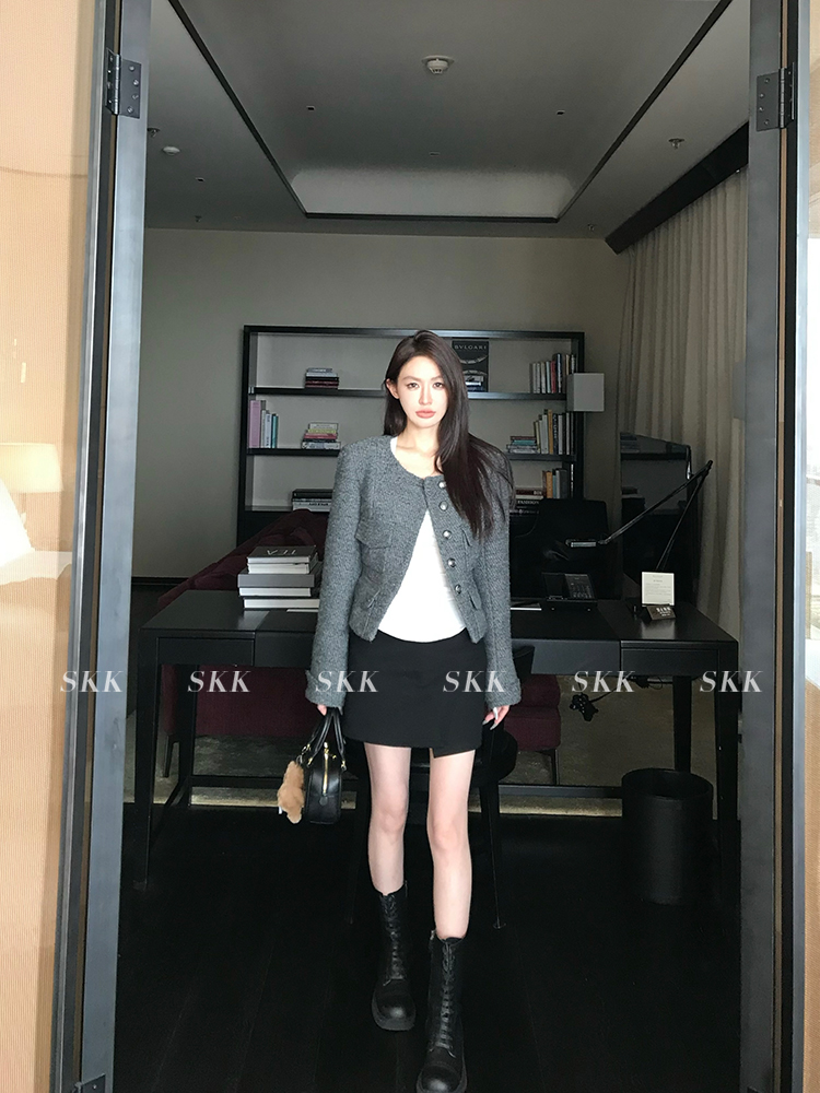 High-Quality Niche Wool Chunky Short Coat with Round Neck - Stylish Winter Outerwear High-Quality Niche Wool Chunky Short Coat with Round Neck - Stylish Winter Outerwear