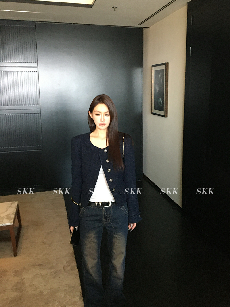 High-Quality Niche Wool Chunky Short Coat with Round Neck - Stylish Winter Outerwear High-Quality Niche Wool Chunky Short Coat with Round Neck - Stylish Winter Outerwear