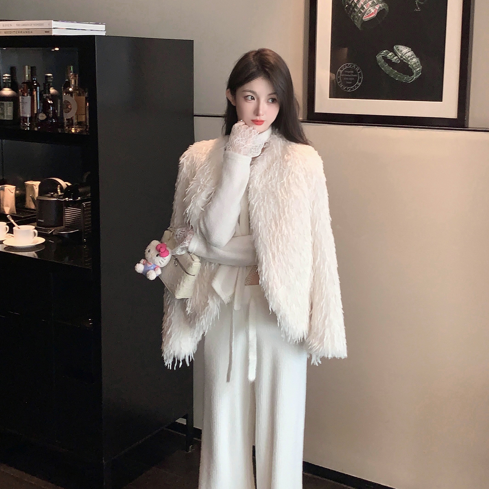 High-Quality White Eco-Friendly Feather Fur Short Coat for Women - Chic Designer Outerwear