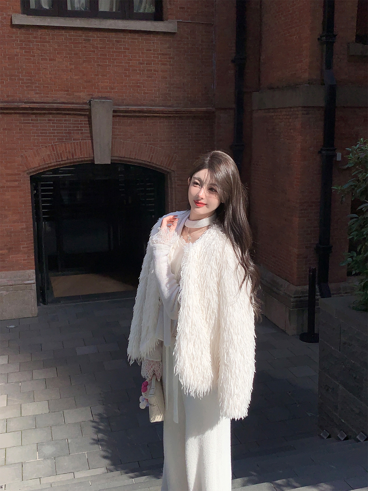 High-Quality White Eco-Friendly Feather Fur Short Coat for Women - Chic Designer Outerwear High-Quality White Eco-Friendly Feather Fur Short Coat for Women - Chic Designer Outerwear