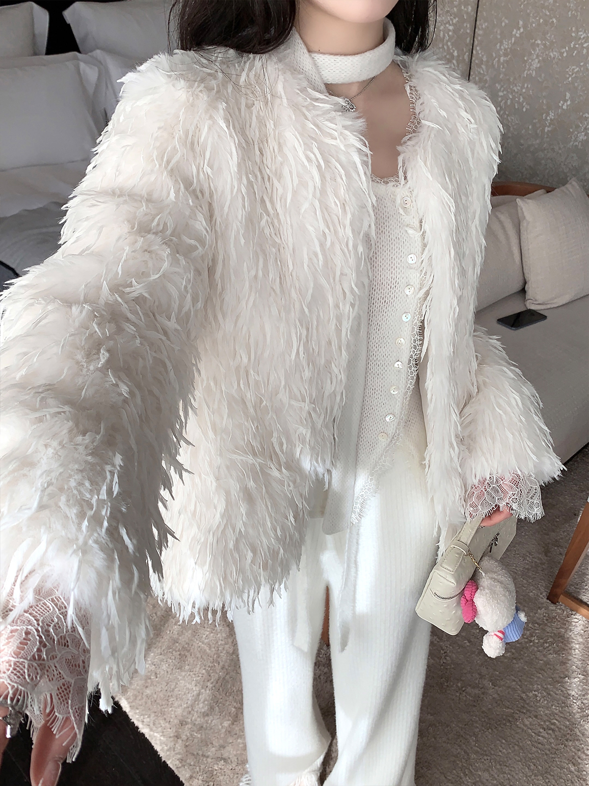High-Quality White Eco-Friendly Feather Fur Short Coat for Women - Chic Designer Outerwear High-Quality White Eco-Friendly Feather Fur Short Coat for Women - Chic Designer Outerwear
