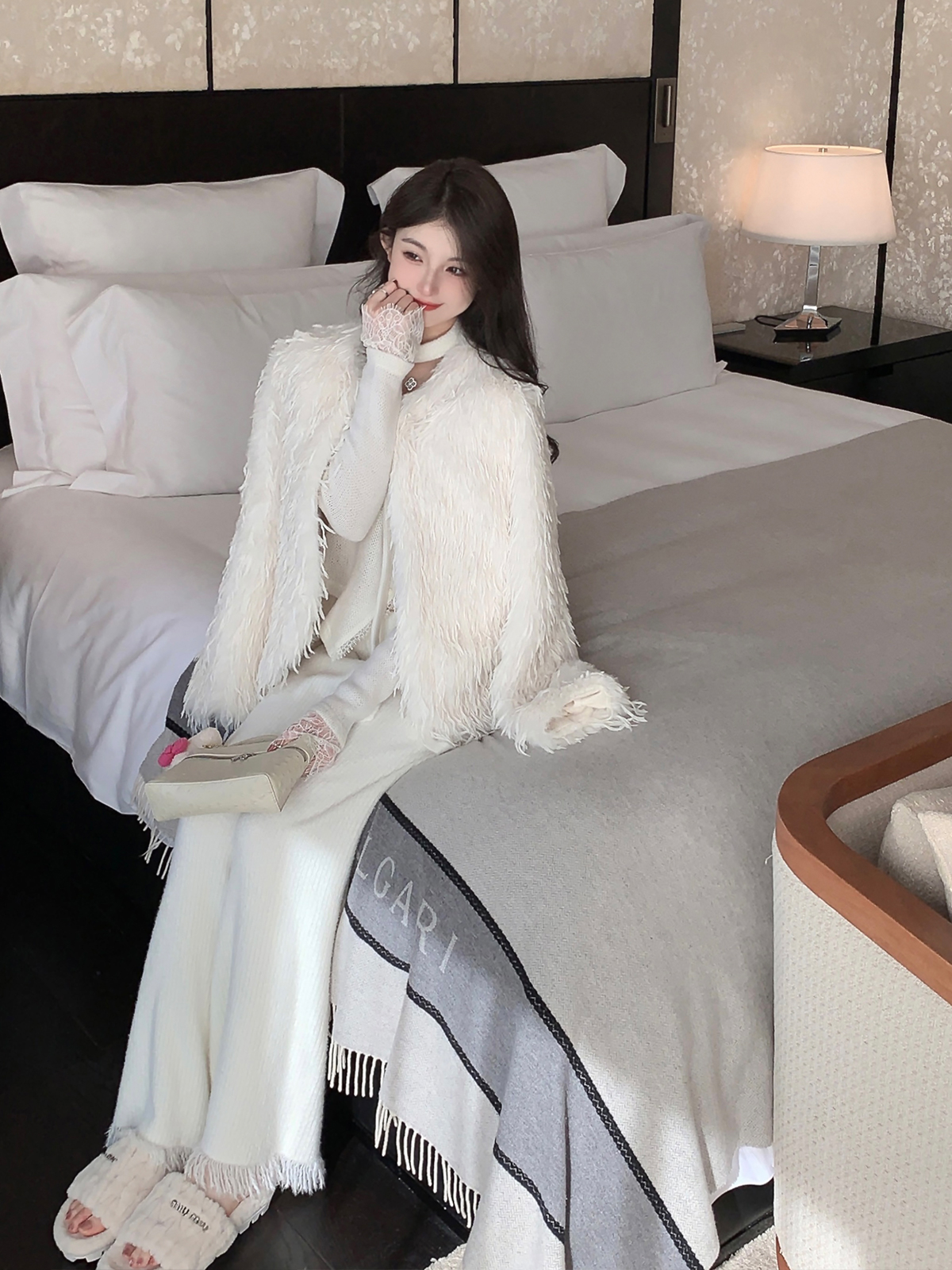 High-Quality White Eco-Friendly Feather Fur Short Coat for Women - Chic Designer Outerwear High-Quality White Eco-Friendly Feather Fur Short Coat for Women - Chic Designer Outerwear