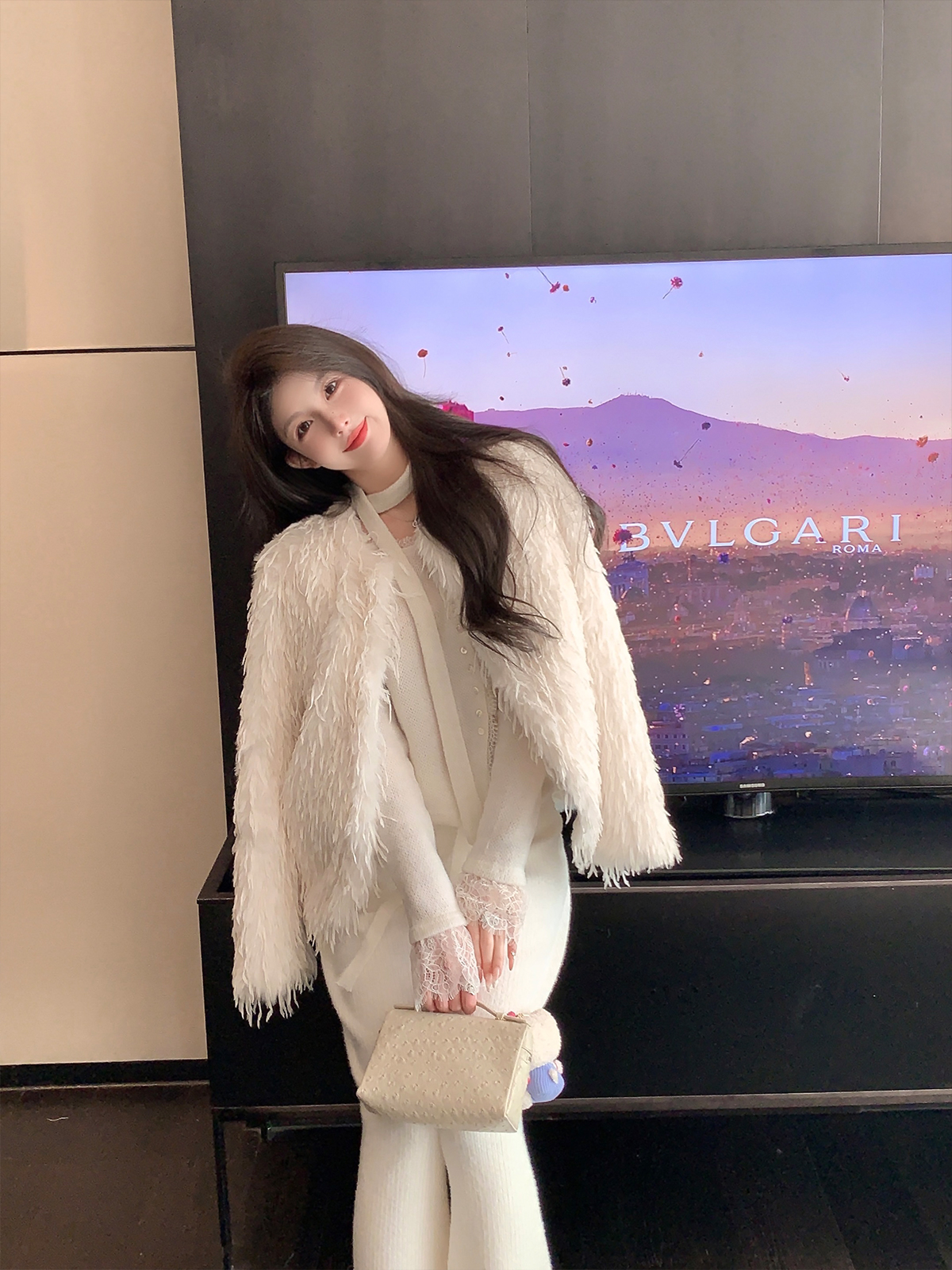 High-Quality White Eco-Friendly Feather Fur Short Coat for Women - Chic Designer Outerwear High-Quality White Eco-Friendly Feather Fur Short Coat for Women - Chic Designer Outerwear