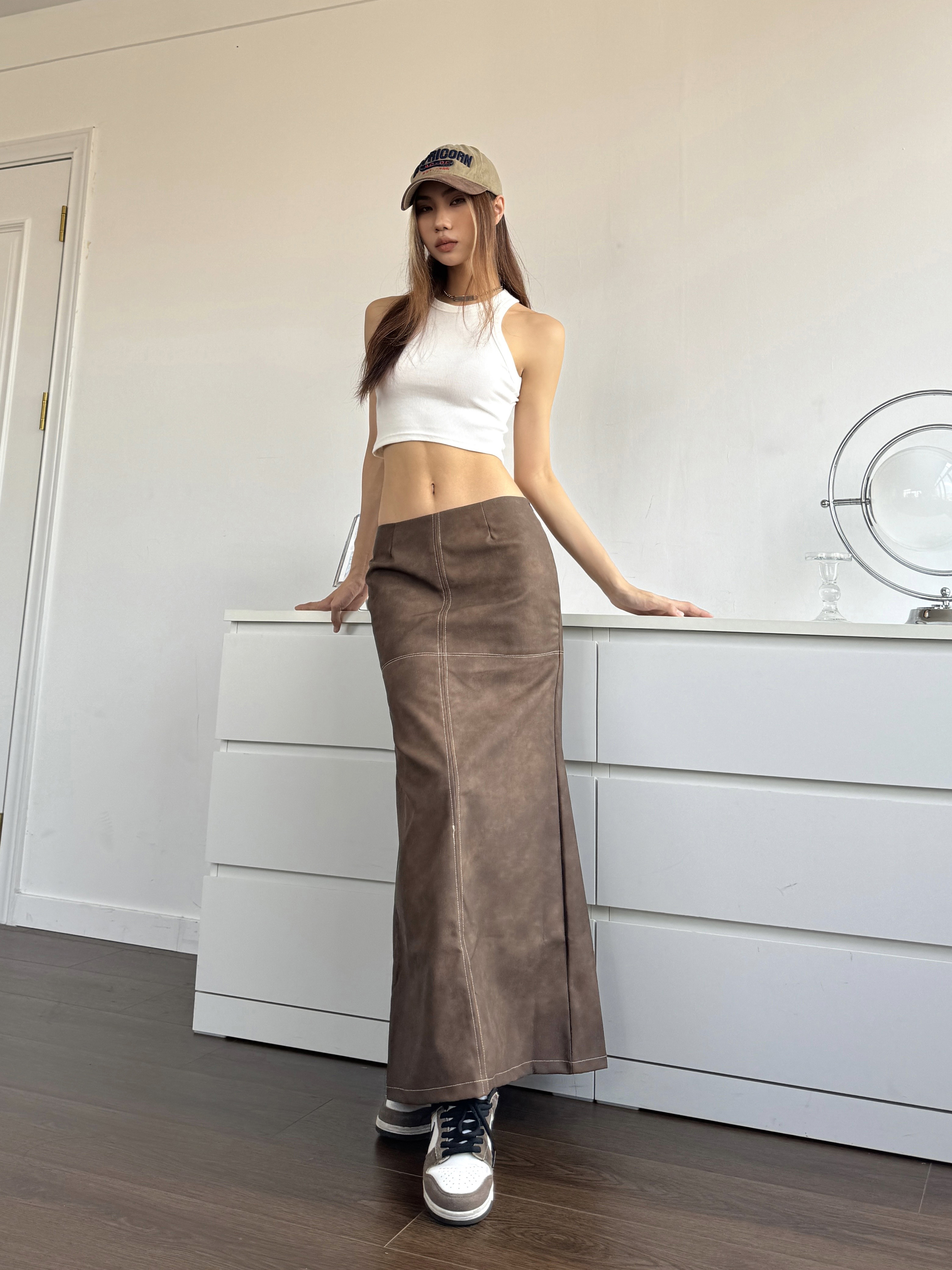 High-Waisted Bodycon Leather Skirt - Retro American Style Mid-Length A-Line with Split Design in Maillard Brown