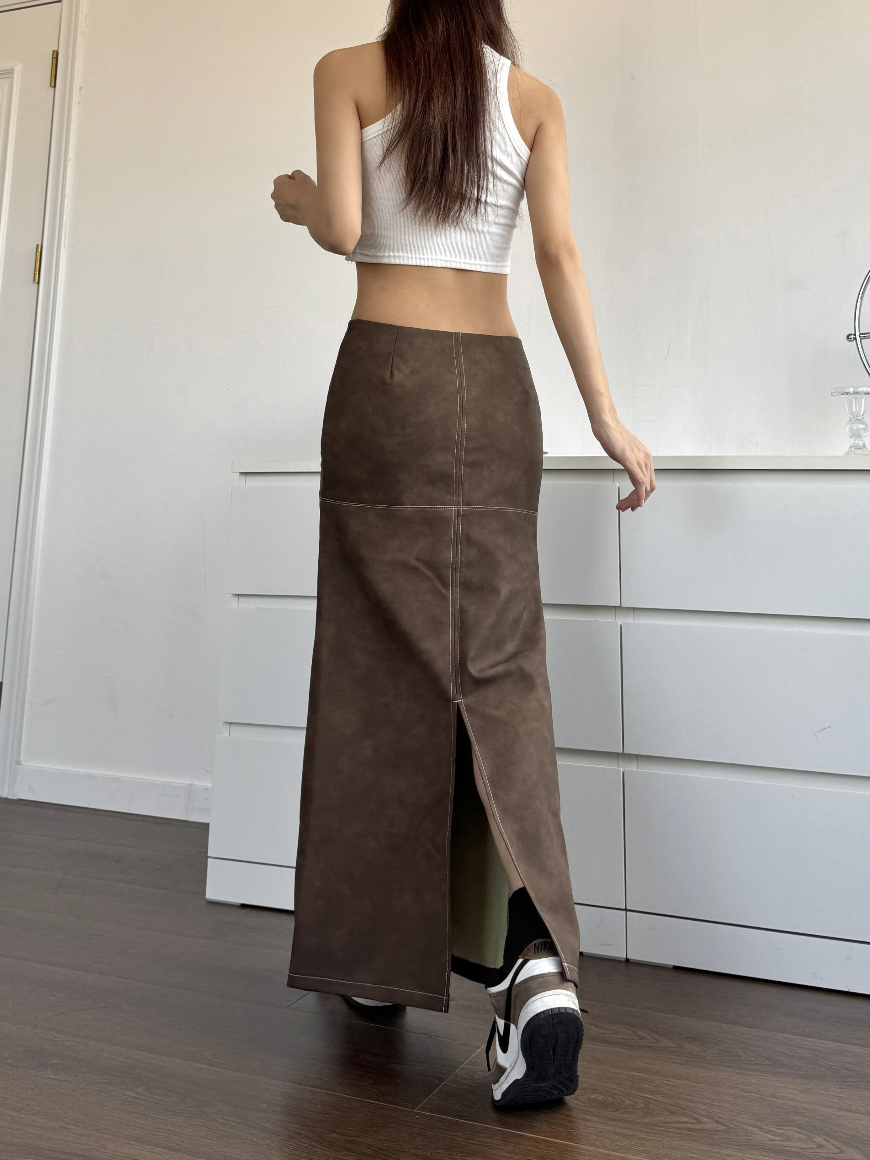 High-Waisted Bodycon Leather Skirt - Retro American Style Mid-Length A-Line with Split Design in Maillard Brown High-Waisted Bodycon Leather Skirt - Retro American Style Mid-Length A-Line with Split Design in Maillard Brown