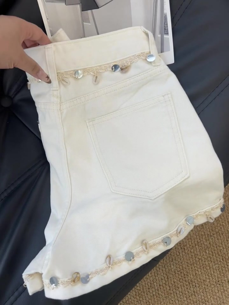High-Waisted Denim Shorts with Shell Pendant Design for Women - Trendy Slimming Ethnic Style Hot Pants for Summer 2025 High-Waisted Denim Shorts with Shell Pendant Design for Women - Trendy Slimming Ethnic Style Hot Pants for Summer 2025