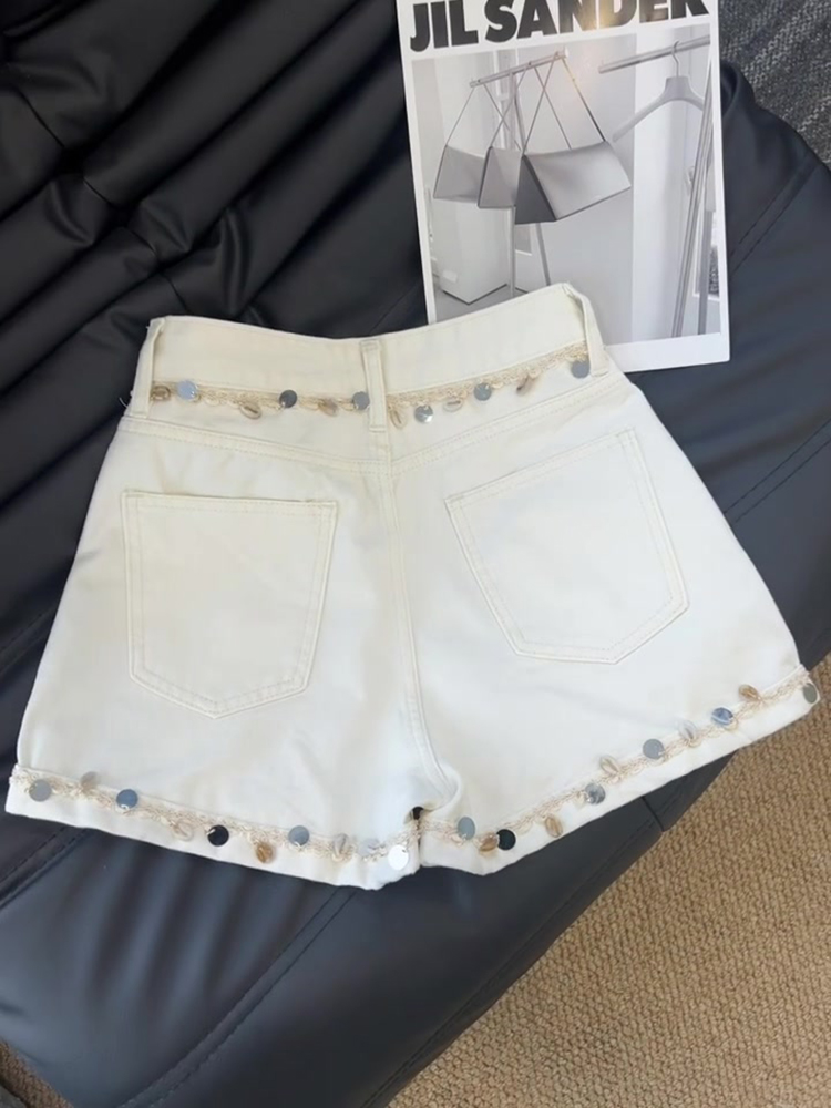 High-Waisted Denim Shorts with Shell Pendant Design for Women - Trendy Slimming Ethnic Style Hot Pants for Summer 2025 High-Waisted Denim Shorts with Shell Pendant Design for Women - Trendy Slimming Ethnic Style Hot Pants for Summer 2025