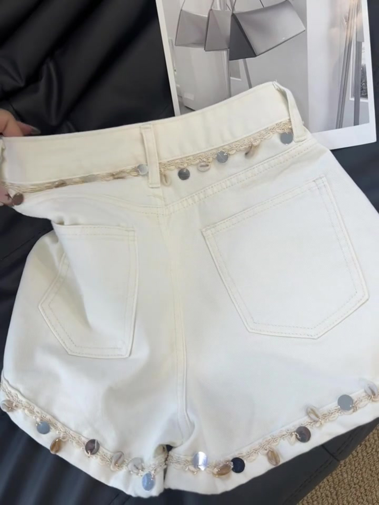 High-Waisted Denim Shorts with Shell Pendant Design for Women - Trendy Slimming Ethnic Style Hot Pants for Summer 2025 High-Waisted Denim Shorts with Shell Pendant Design for Women - Trendy Slimming Ethnic Style Hot Pants for Summer 2025