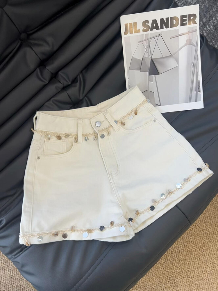 High-Waisted Denim Shorts with Shell Pendant Design for Women - Trendy Slimming Ethnic Style Hot Pants for Summer 2025 High-Waisted Denim Shorts with Shell Pendant Design for Women - Trendy Slimming Ethnic Style Hot Pants for Summer 2025