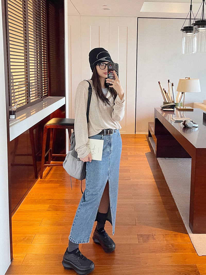 High-Waisted Retro Front-Slit Denim Skirt - Versatile Mid-Length Slimming Style for 2025 Fashion Trends