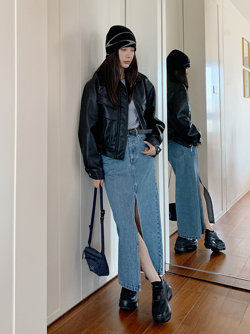 High-Waisted Retro Front-Slit Denim Skirt - Versatile Mid-Length Slimming Style for 2025 Fashion Trends High-Waisted Retro Front-Slit Denim Skirt - Versatile Mid-Length Slimming Style for 2025 Fashion Trends