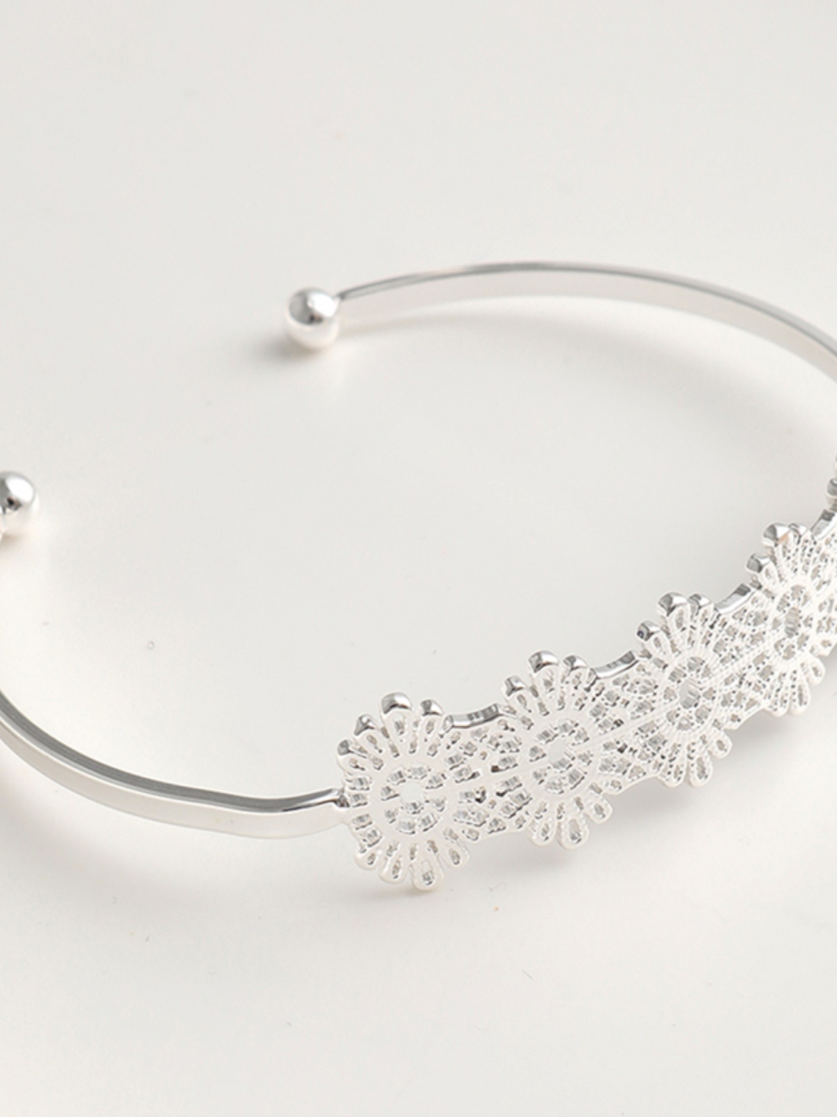 Hollow Platinum Open-Style Women's Bracelet - Trendy Versatile Accessory for Fashion-Forward Looks Hollow Platinum Open-Style Women's Bracelet - Trendy Versatile Accessory for Fashion-Forward Looks