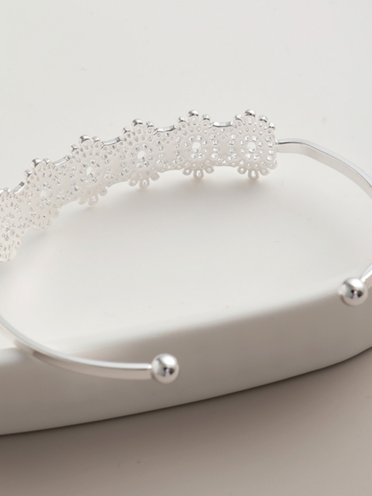 Hollow Platinum Open-Style Women's Bracelet - Trendy Versatile Accessory for Fashion-Forward Looks Hollow Platinum Open-Style Women's Bracelet - Trendy Versatile Accessory for Fashion-Forward Looks