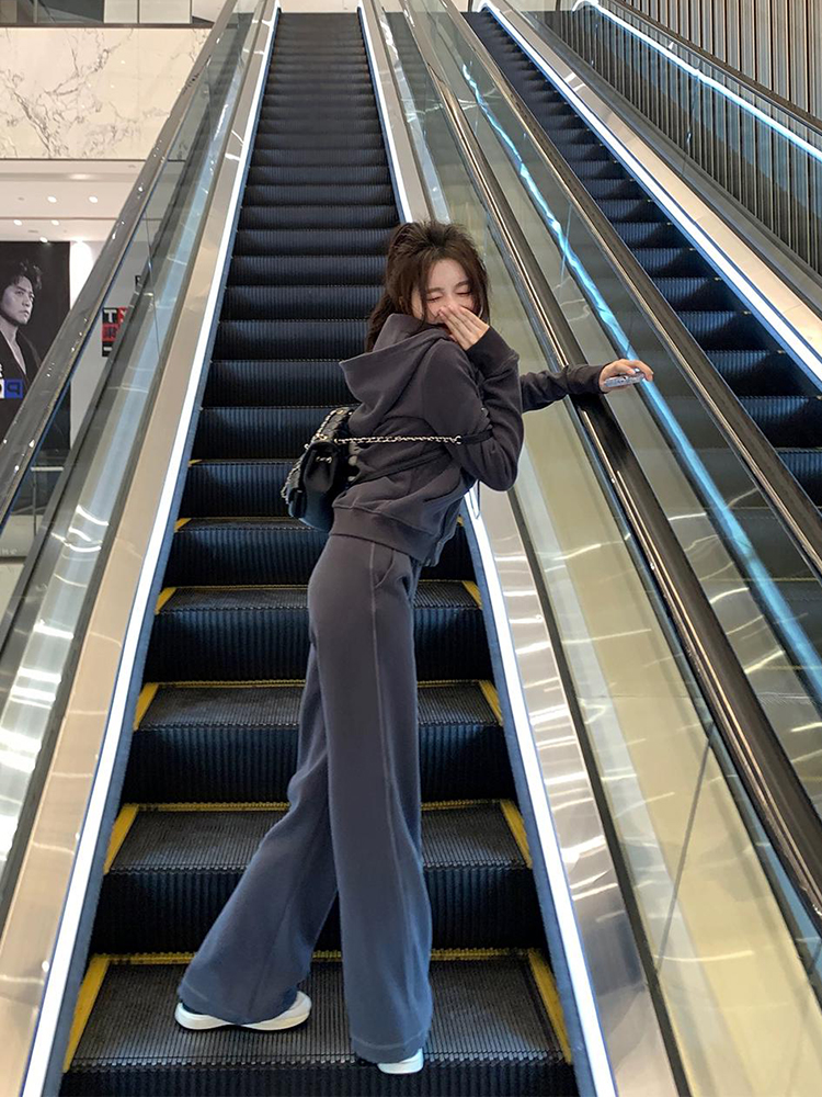 Hooded Gray Casual Sports Suit for Women - Two-Piece Set for Autumn and Winter, Comfy Sweatshirt and Pants Ensemble Hooded Gray Casual Sports Suit for Women - Two-Piece Set for Autumn and Winter, Comfy Sweatshirt and Pants Ensemble