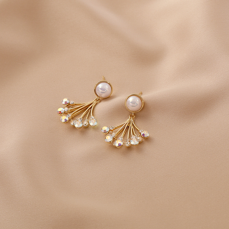 Imitation Pearl Fan-Shaped Drop Earrings for Women, Exquisite Crystal and Diamond Accents, Unique High-End Fashion Jewelry
