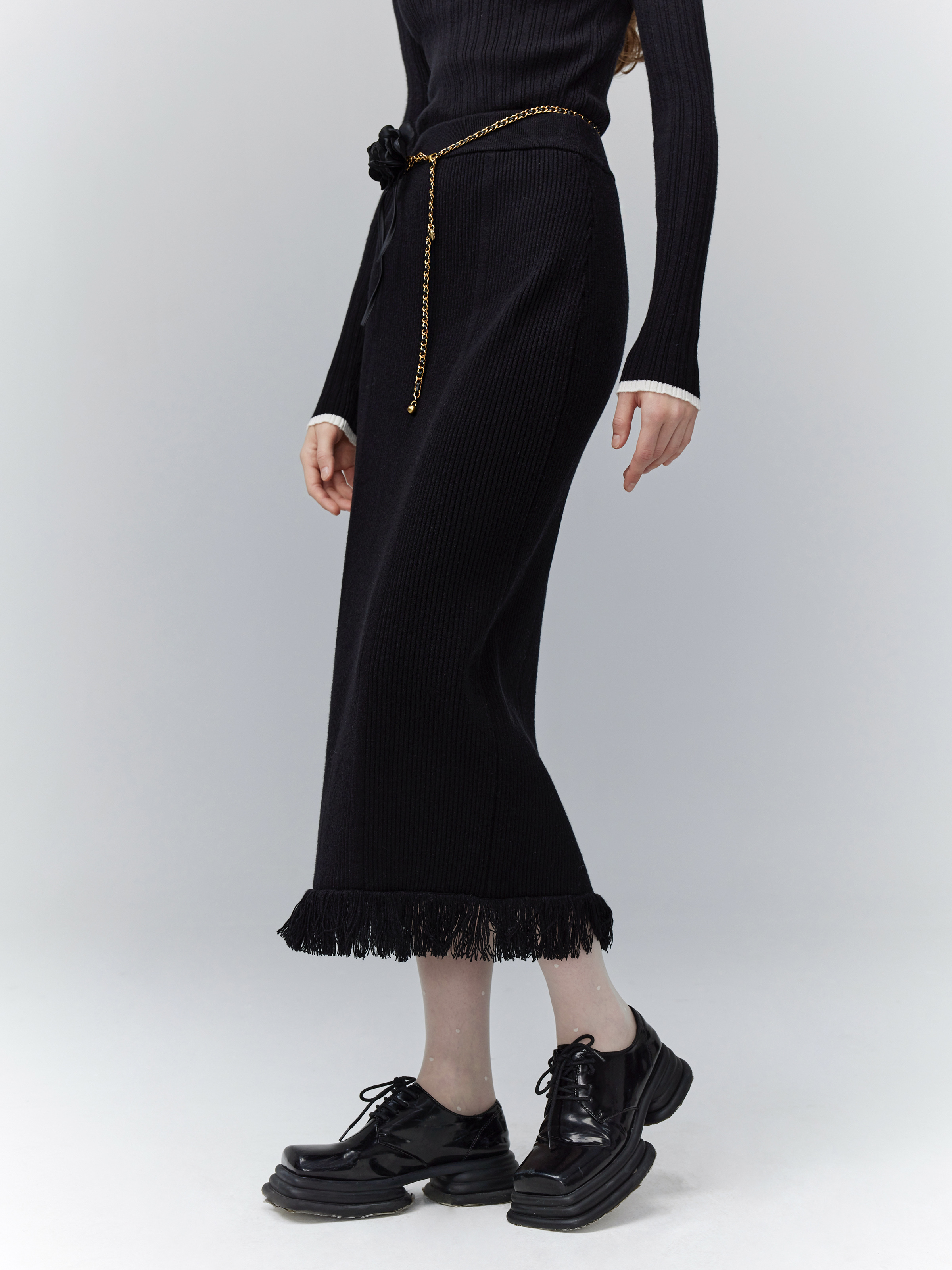 Ink Black Sweetheart Knitted Bodycon Midi Skirt with Fringe - Slim Fit One-Step Style for Chic 90s and Y2K Fashion