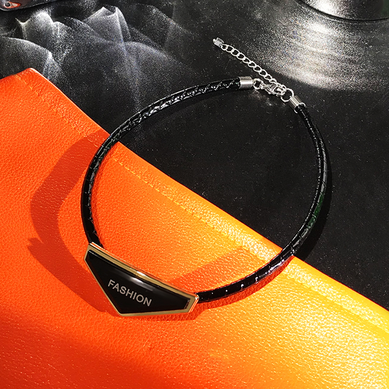 Inverted Triangle Black Leather Choker Necklace for Women - Light Luxury Clavicle Chain, Trendy High-End Design