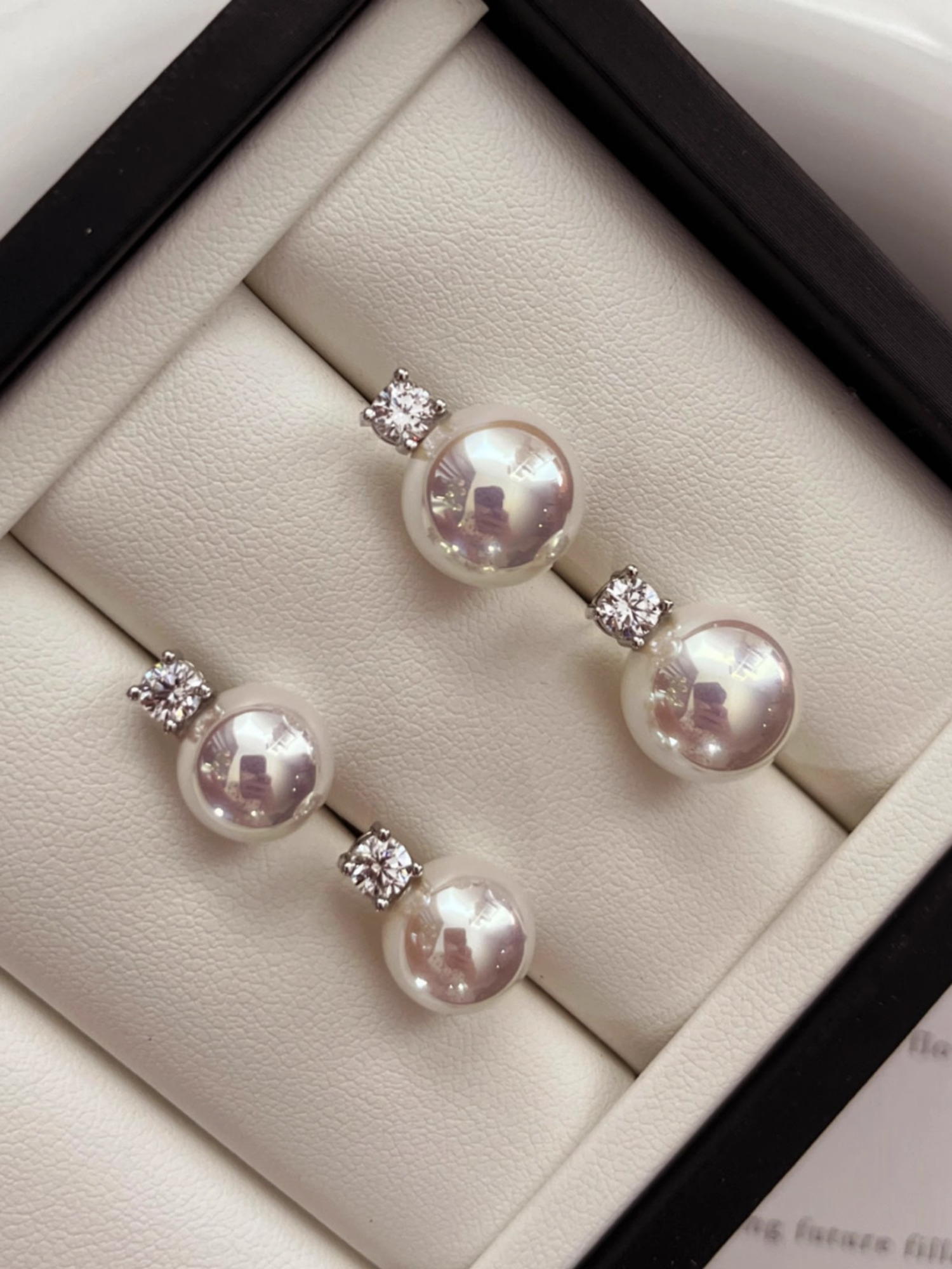 Iridescent Princess Earrings with Mirror Surface and Artificial Pearls - Elegant Seawater Inspired Design Iridescent Princess Earrings with Mirror Surface and Artificial Pearls - Elegant Seawater Inspired Design