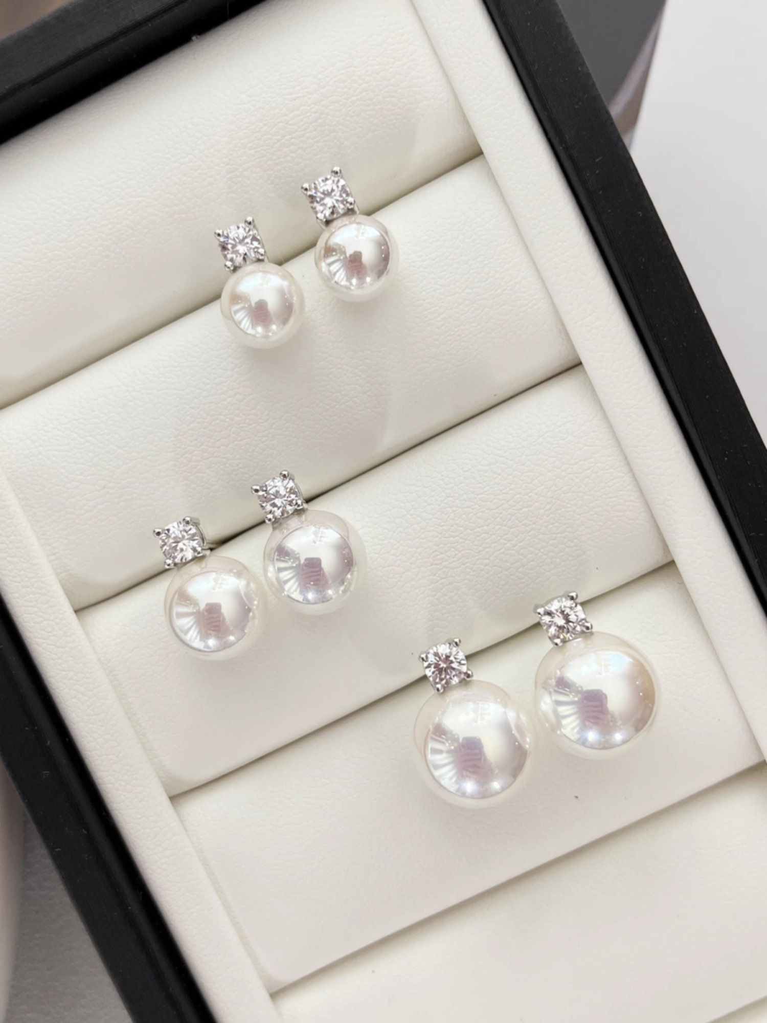 Iridescent Princess Earrings with Mirror Surface and Artificial Pearls - Elegant Seawater Inspired Design Iridescent Princess Earrings with Mirror Surface and Artificial Pearls - Elegant Seawater Inspired Design