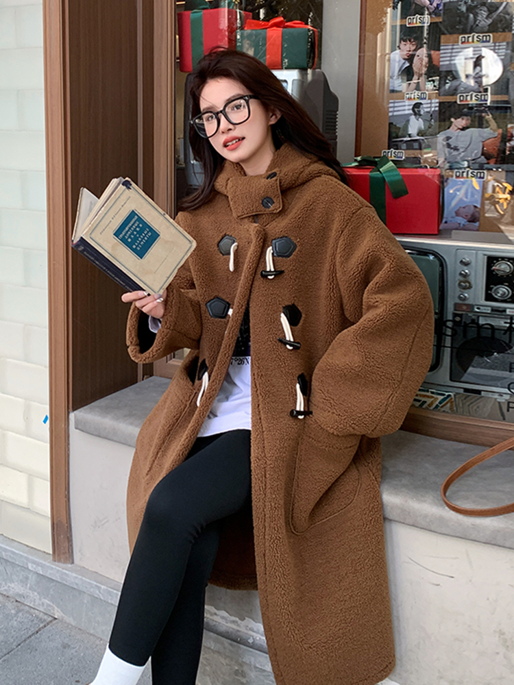 Knee-Length Korean-Style Cow Horn Buckle Lamb Wool Coat for Women, Trendy Leather and Fur Blend, Winter Fashion, Age-Reducing Look Knee-Length Korean-Style Cow Horn Buckle Lamb Wool Coat for Women, Trendy Leather and Fur Blend, Winter Fashion, Age-Reducing Look