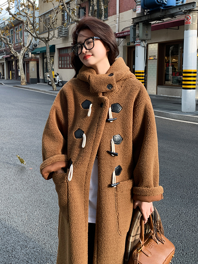 Knee-Length Korean-Style Cow Horn Buckle Lamb Wool Coat for Women, Trendy Leather and Fur Blend, Winter Fashion, Age-Reducing Look Knee-Length Korean-Style Cow Horn Buckle Lamb Wool Coat for Women, Trendy Leather and Fur Blend, Winter Fashion, Age-Reducing Look