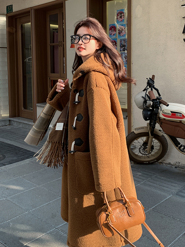 Knee-Length Korean-Style Cow Horn Buckle Lamb Wool Coat for Women, Trendy Leather and Fur Blend, Winter Fashion, Age-Reducing Look