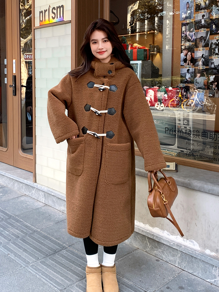 Knee-Length Korean-Style Cow Horn Buckle Lamb Wool Coat for Women, Trendy Leather and Fur Blend, Winter Fashion, Age-Reducing Look Knee-Length Korean-Style Cow Horn Buckle Lamb Wool Coat for Women, Trendy Leather and Fur Blend, Winter Fashion, Age-Reducing Look