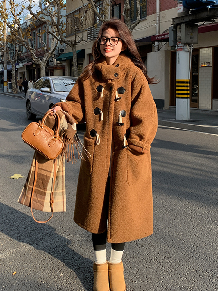 Knee-Length Korean-Style Cow Horn Buckle Lamb Wool Coat for Women, Trendy Leather and Fur Blend, Winter Fashion, Age-Reducing Look Knee-Length Korean-Style Cow Horn Buckle Lamb Wool Coat for Women, Trendy Leather and Fur Blend, Winter Fashion, Age-Reducing Look