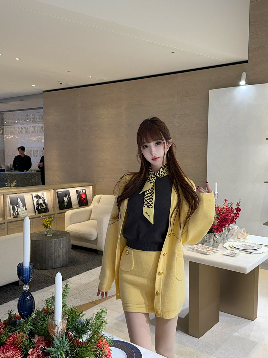 Knitted Two-Piece Set for Women - Artistic Jacket and Short Skirt - Spring 2025 Fashion Trend Knitted Two-Piece Set for Women - Artistic Jacket and Short Skirt - Spring 2025 Fashion Trend