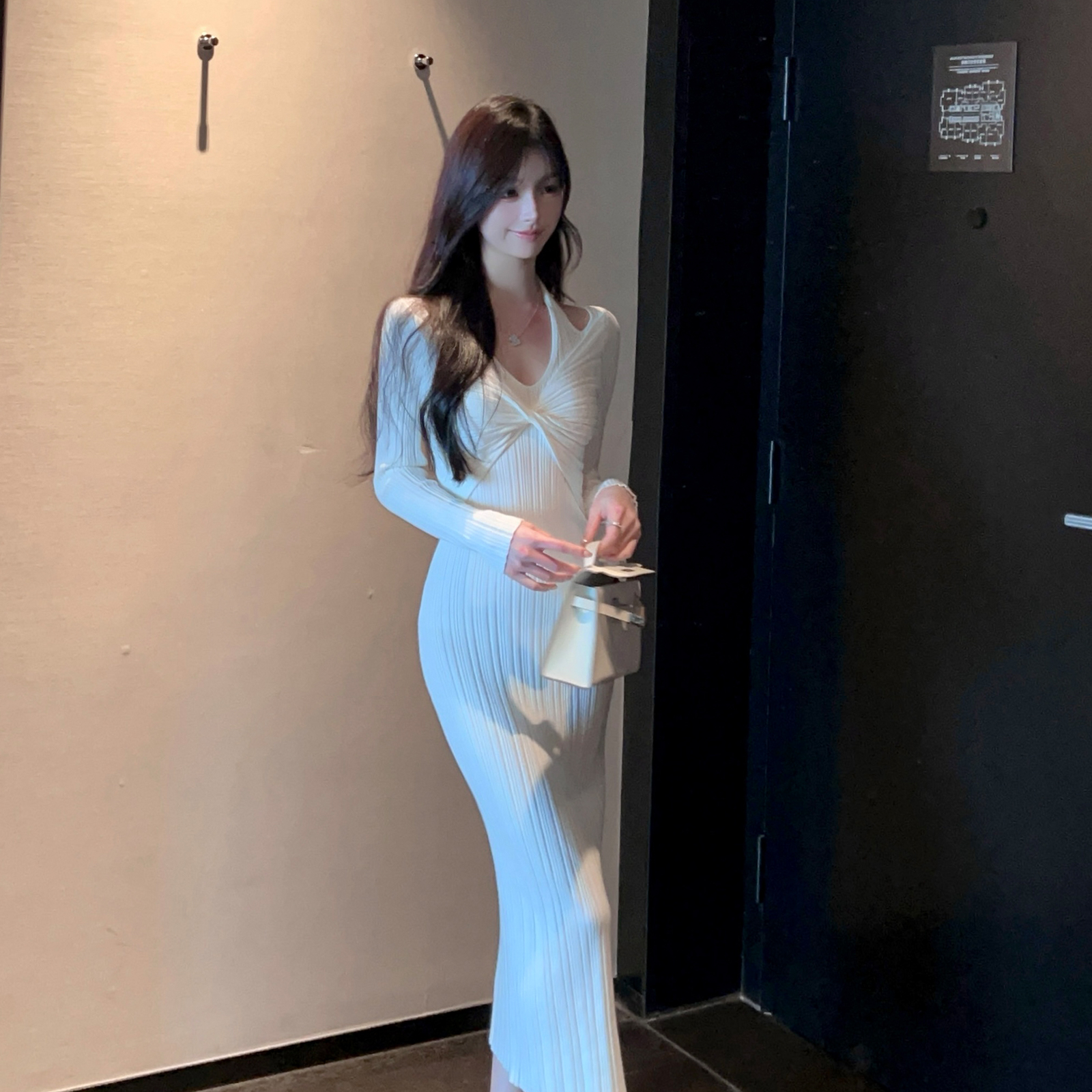 Knot Off-Shoulder White Knitted Dress - Mid-Length, Waist-Defining Bodycon for Autumn & Winter Fashion