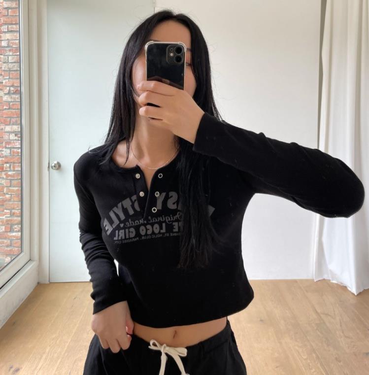 Korean Minimalist Ribbed Long Sleeve T-shirt with Letter Print, Slim Fit, Half-Open Collar, Versatile Commuter Style Korean Minimalist Ribbed Long Sleeve T-shirt with Letter Print, Slim Fit, Half-Open Collar, Versatile Commuter Style