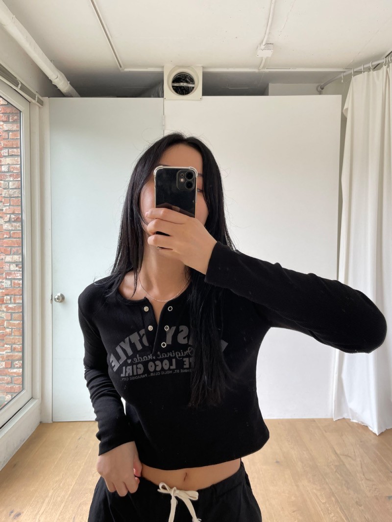 Korean Minimalist Ribbed Long Sleeve T-shirt with Letter Print, Slim Fit, Half-Open Collar, Versatile Commuter Style Korean Minimalist Ribbed Long Sleeve T-shirt with Letter Print, Slim Fit, Half-Open Collar, Versatile Commuter Style