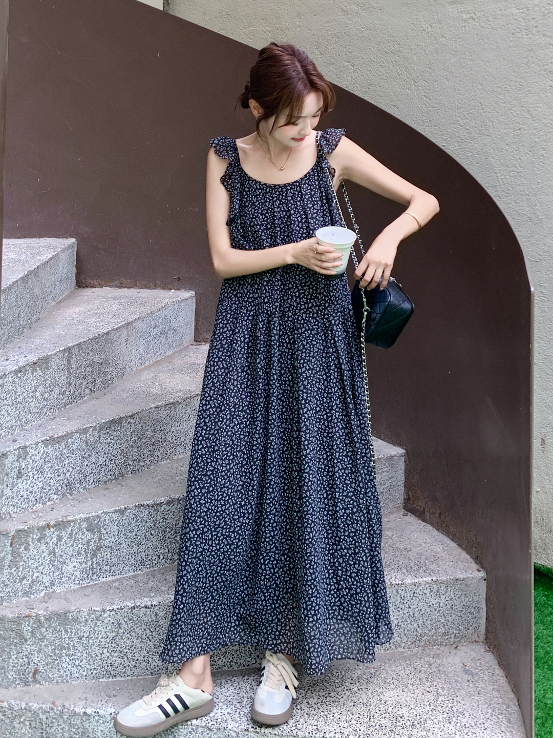 Korean Style Black Floral Spaghetti Strap Dress with Ruffled Splicing - Trendy Age-Reducing Long Skirt for Summer 2025 Korean Style Black Floral Spaghetti Strap Dress with Ruffled Splicing - Trendy Age-Reducing Long Skirt for Summer 2025