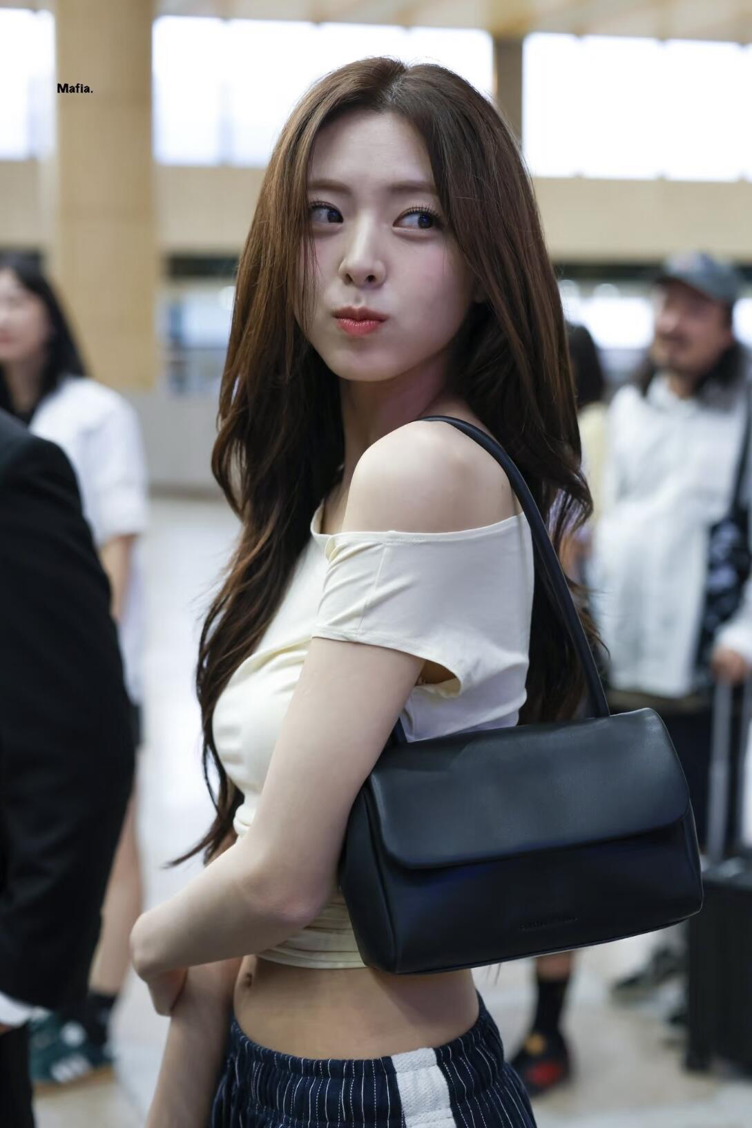 Korean Style Black Off-Shoulder Tie Strap Solid Color T-Shirt - Trendy Niche Design for Fashion-Forward Looks Korean Style Black Off-Shoulder Tie Strap Solid Color T-Shirt - Trendy Niche Design for Fashion-Forward Looks