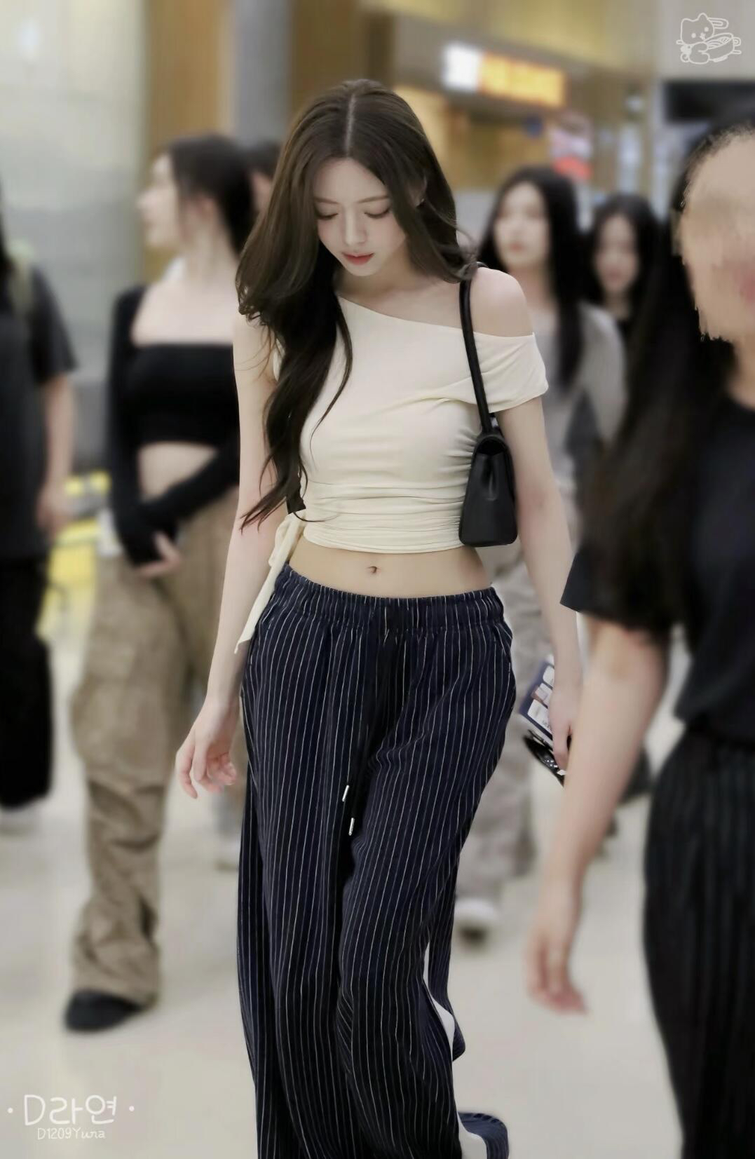 Korean Style Black Off-Shoulder Tie Strap Solid Color T-Shirt - Trendy Niche Design for Fashion-Forward Looks Korean Style Black Off-Shoulder Tie Strap Solid Color T-Shirt - Trendy Niche Design for Fashion-Forward Looks