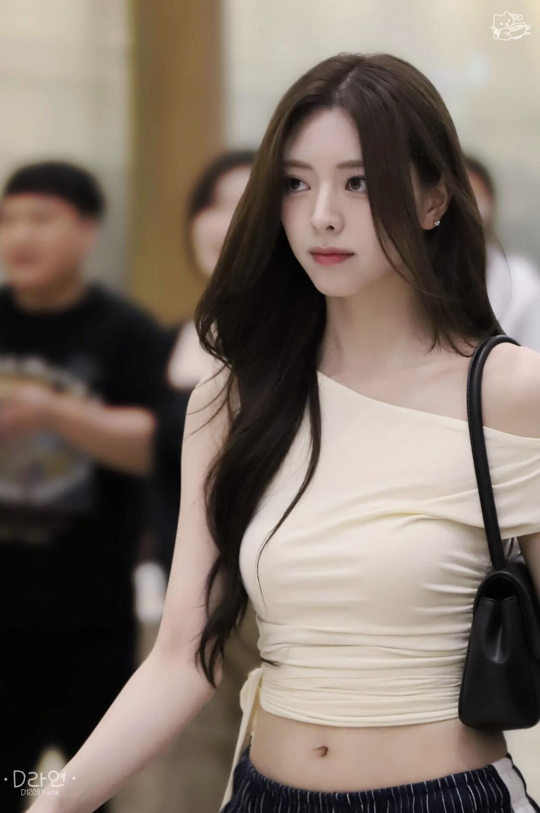 Korean Style Black Off-Shoulder Tie Strap Solid Color T-Shirt - Trendy Niche Design for Fashion-Forward Looks Korean Style Black Off-Shoulder Tie Strap Solid Color T-Shirt - Trendy Niche Design for Fashion-Forward Looks