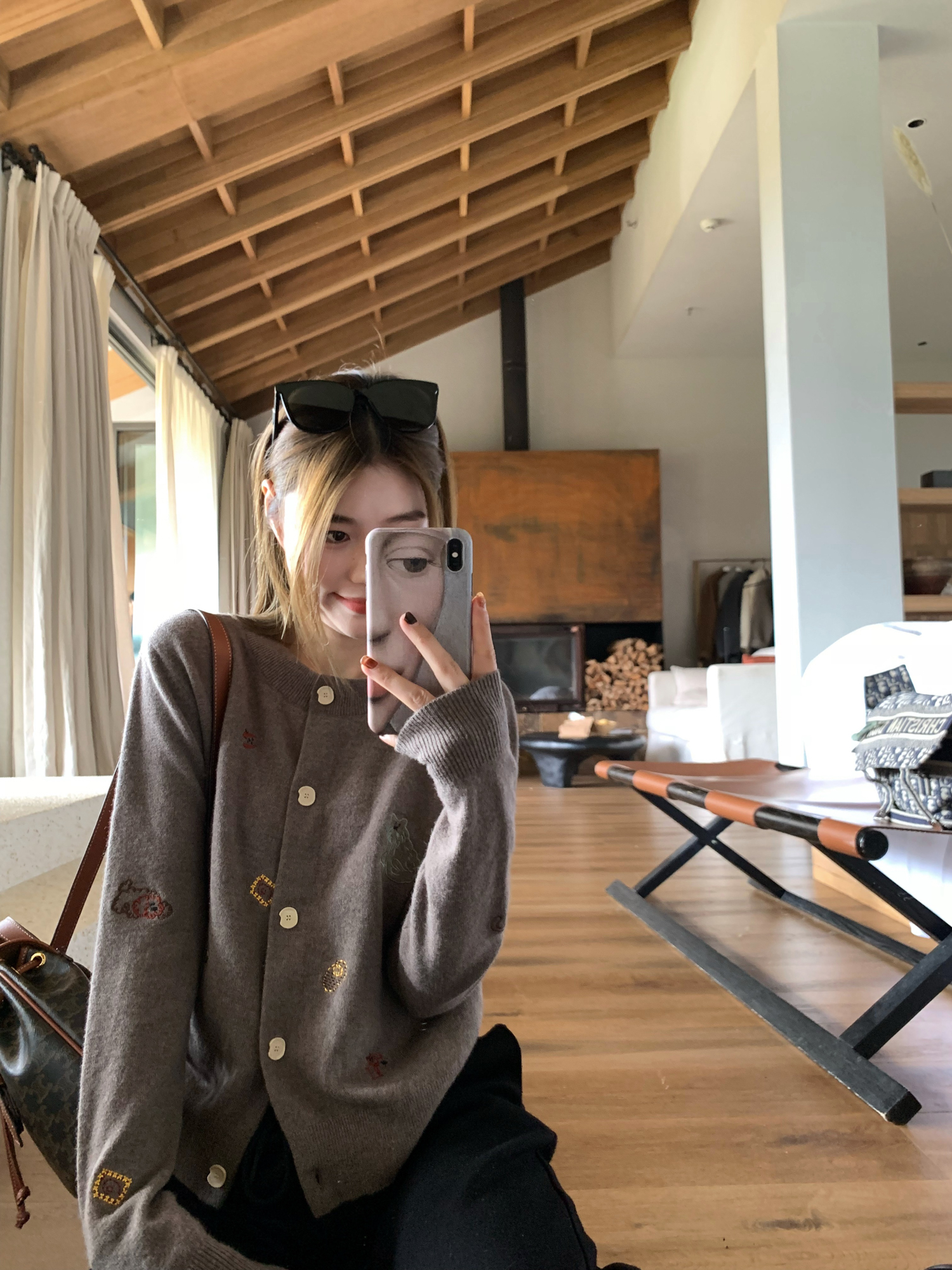 Korean Style Embroidered Knit Top for Women - All-Wool, Atmospheric Design by Young Female Illustrator Korean Style Embroidered Knit Top for Women - All-Wool, Atmospheric Design by Young Female Illustrator
