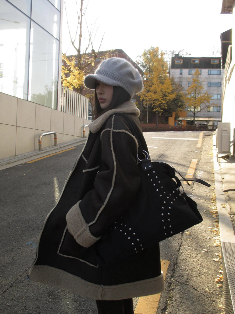 Korean Style Large Capacity Black Shoulder Bag with Retro Rivets - Versatile Motorcycle Commuter Tote for Trendy Outfits Korean Style Large Capacity Black Shoulder Bag with Retro Rivets - Versatile Motorcycle Commuter Tote for Trendy Outfits