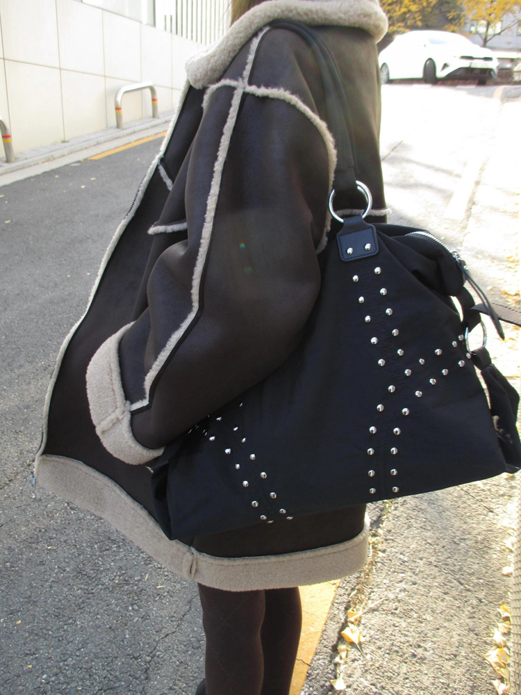 Korean Style Large Capacity Black Shoulder Bag with Retro Rivets - Versatile Motorcycle Commuter Tote for Trendy Outfits