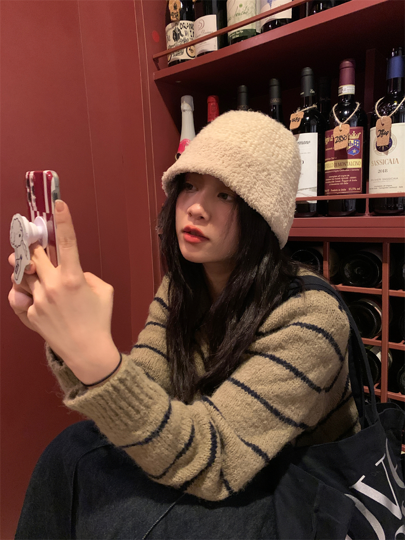 Korean-Style Minimalist Fluffy Texture Fisherman's Hat for Women – Casual and Versatile Bucket Hat Trend for Autumn and Winter Korean-Style Minimalist Fluffy Texture Fisherman's Hat for Women – Casual and Versatile Bucket Hat Trend for Autumn and Winter