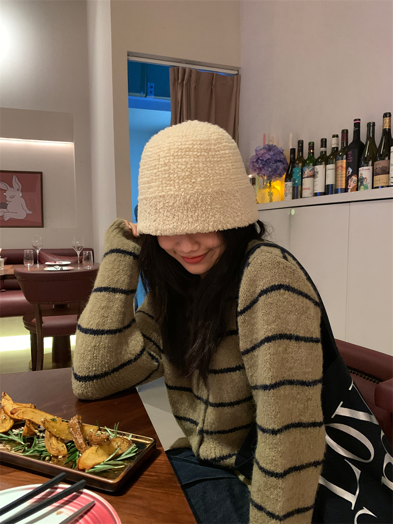 Korean-Style Minimalist Fluffy Texture Fisherman's Hat for Women – Casual and Versatile Bucket Hat Trend for Autumn and Winter Korean-Style Minimalist Fluffy Texture Fisherman's Hat for Women – Casual and Versatile Bucket Hat Trend for Autumn and Winter