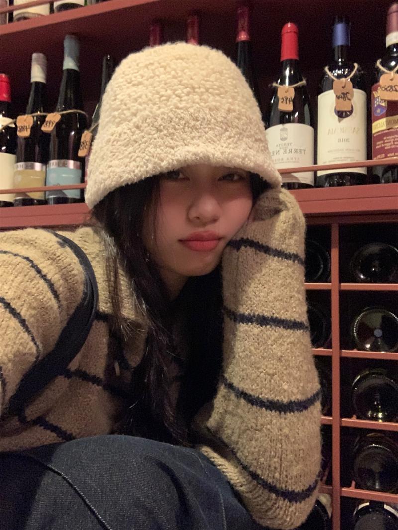 Korean-Style Minimalist Fluffy Texture Fisherman's Hat for Women – Casual and Versatile Bucket Hat Trend for Autumn and Winter Korean-Style Minimalist Fluffy Texture Fisherman's Hat for Women – Casual and Versatile Bucket Hat Trend for Autumn and Winter